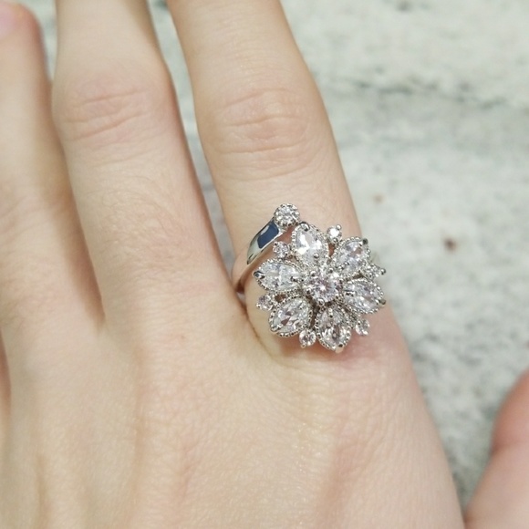 Jewelry - Gorgeous Silver Adjustable Ring